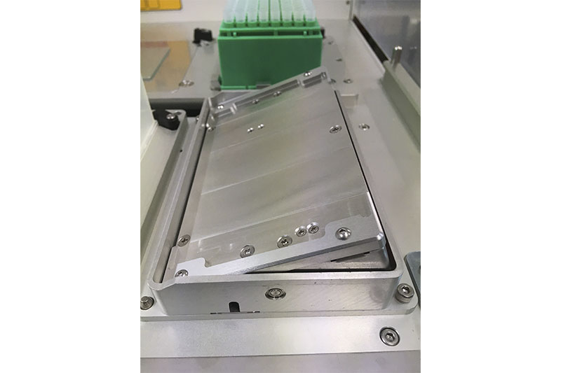 Tilt plate stand unit